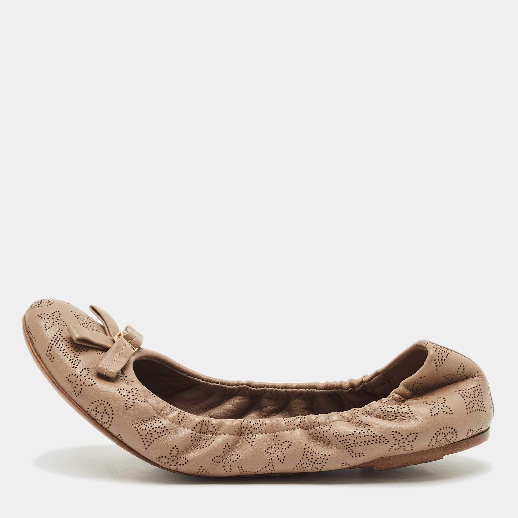 مملوكة مسبقًا Louis Vuitton Beige Monogram Mahina Leather Elba Scrunch Ballet Flats Size 39