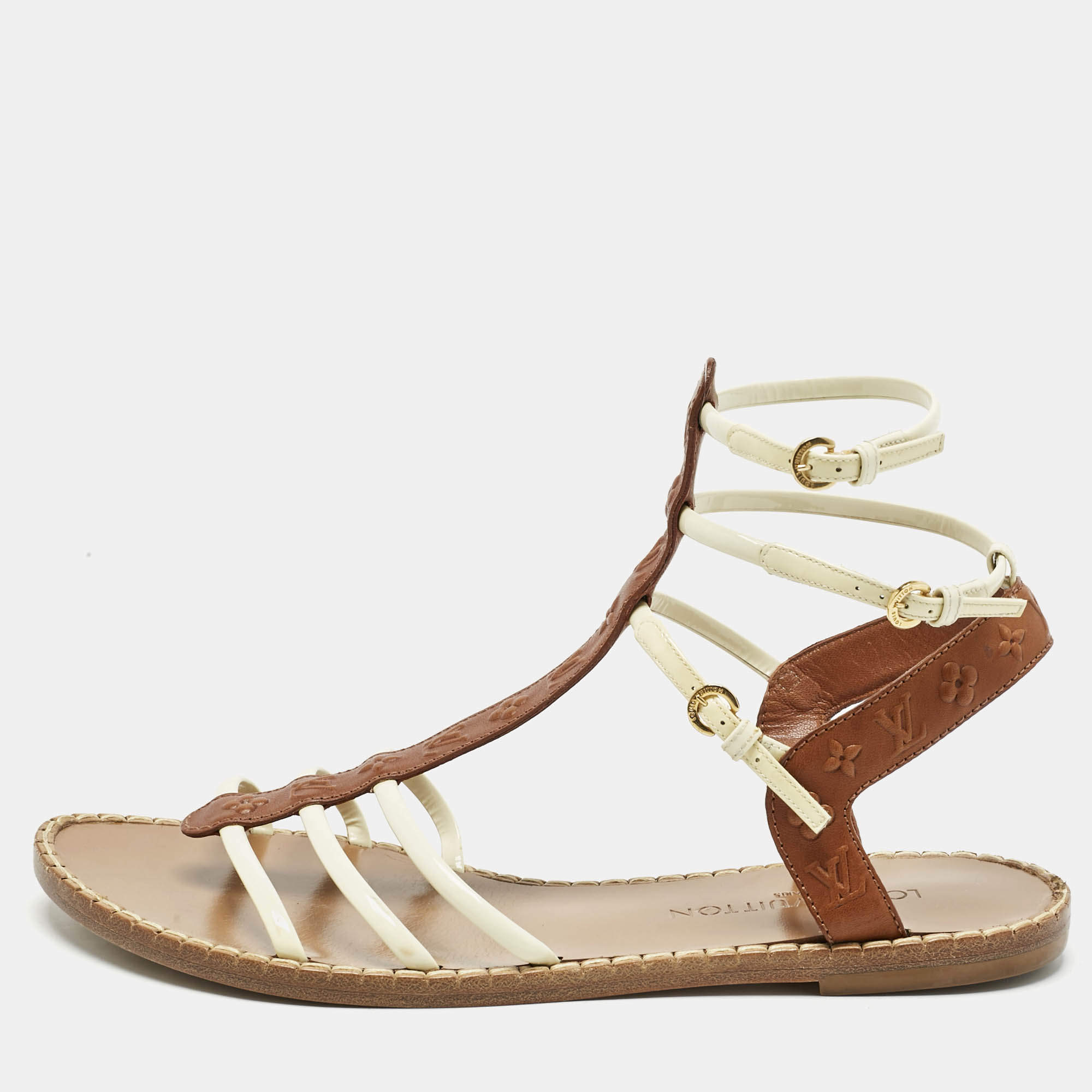 مملوكة مسبقًا Louis Vuitton Cream/Brown Patent And Monogram Leather Key West Flat Sandals Size 39.5