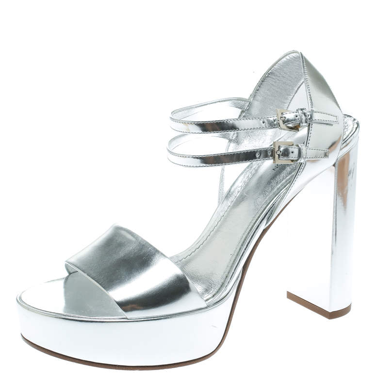 مملوكة مسبقًا Louis Vuitton Metallic Silver Patent Leather Showcase Platform Sandals Size 39