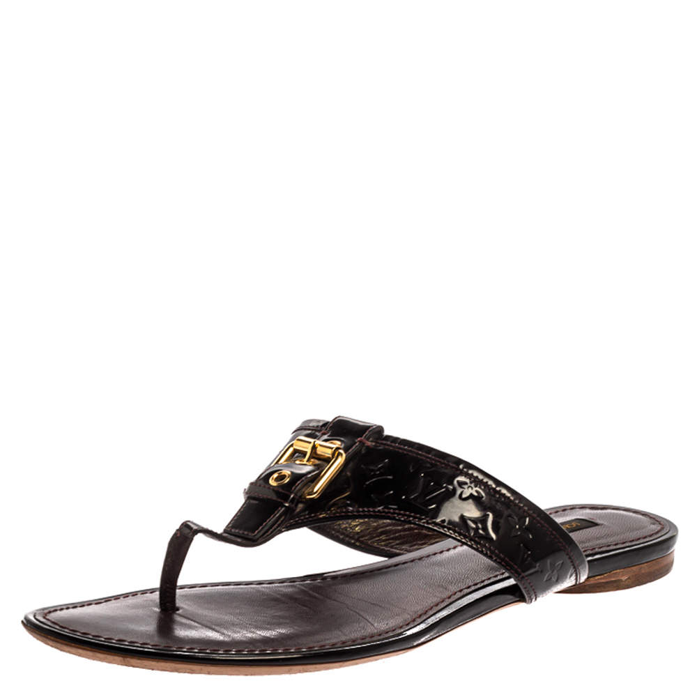 مملوكة مسبقًا حذاء فلات إصبع جلد لامع مونوغرامي عنابي مقاس 38.5