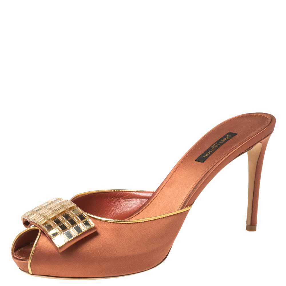 مملوكة مسبقًا صندل سلايدز لوي فيتون فيونكة ساتان بني مقاس 40.5