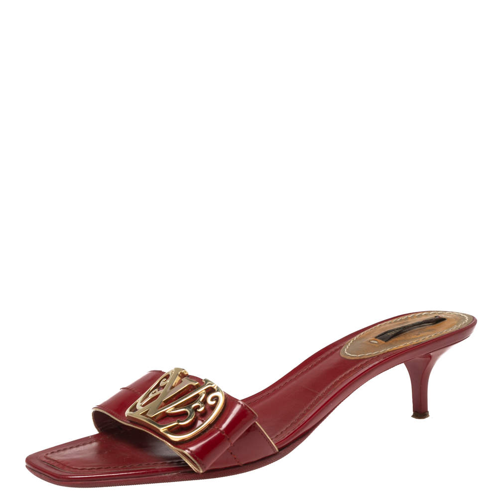 مملوكة مسبقًا صندل سلايد لوي فيتون جلد لامع أحمر مزين شعار الماركة أل ڨي مقاس 38