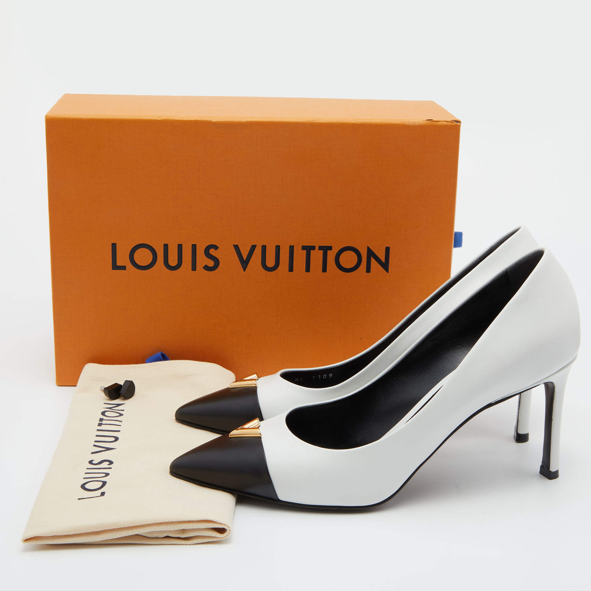 Louis Vuitton White/Black Leather Heartbreaker Pumps Size 39 Louis Vuitton