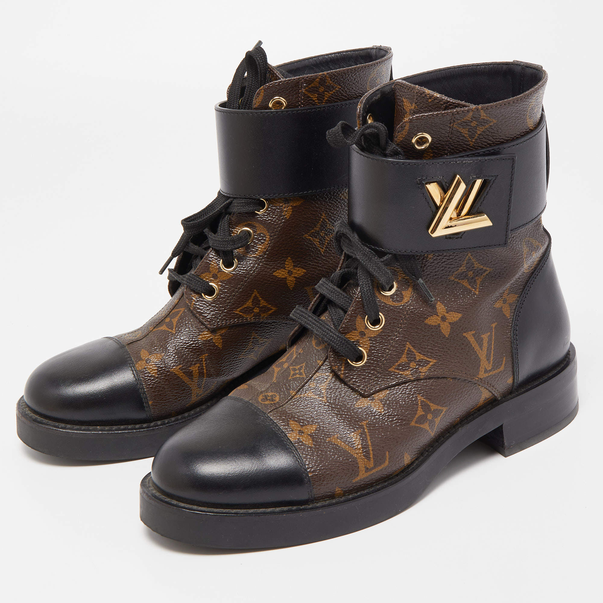 Louis Vuitton Wonderland Flat Ranger in Brown Monogram Canvas Cloth  ref.936000 - Joli Closet