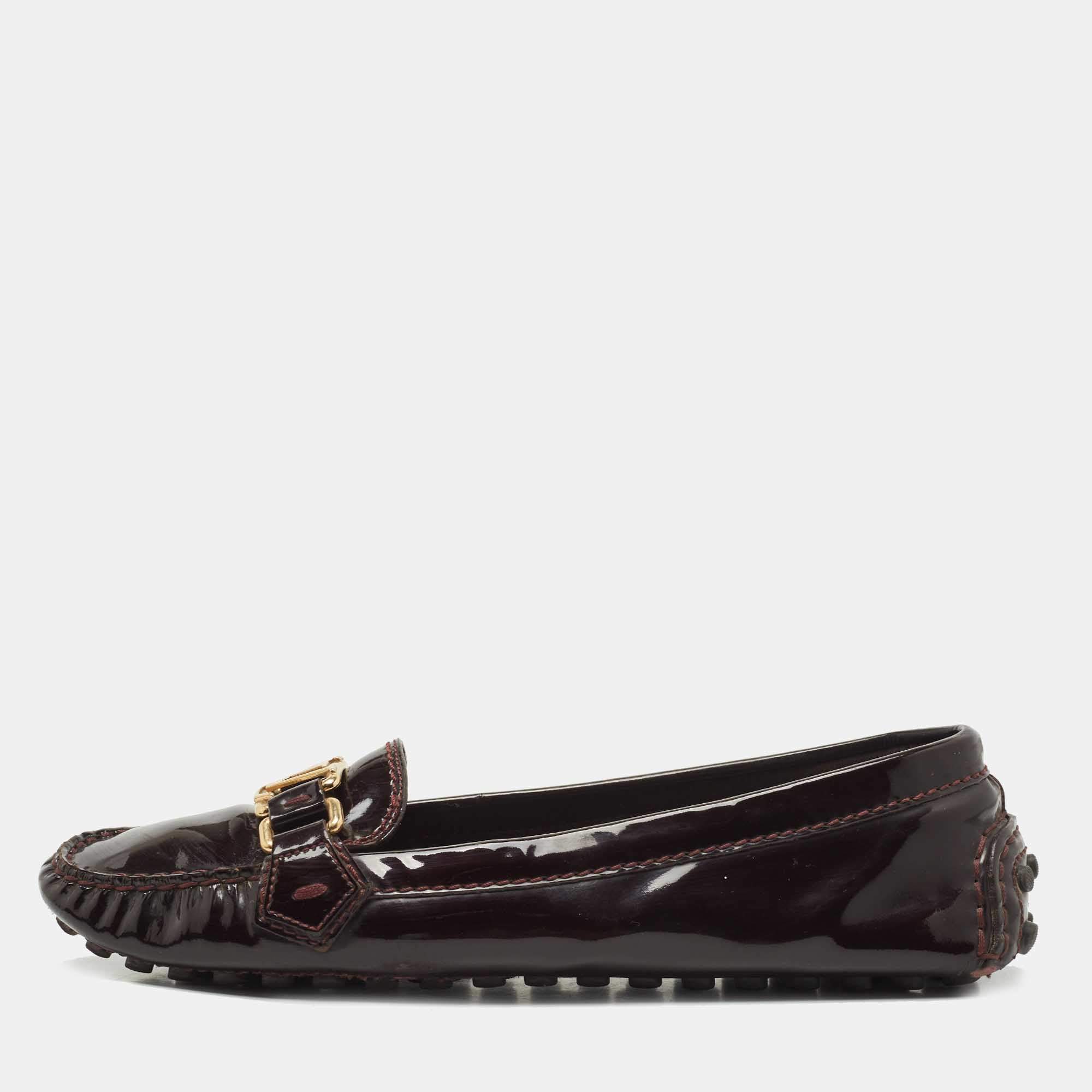مملوكة مسبقًا Louis Vuitton Burgundy Patent Leather Oxford Slip On Loafers Size 38.5
