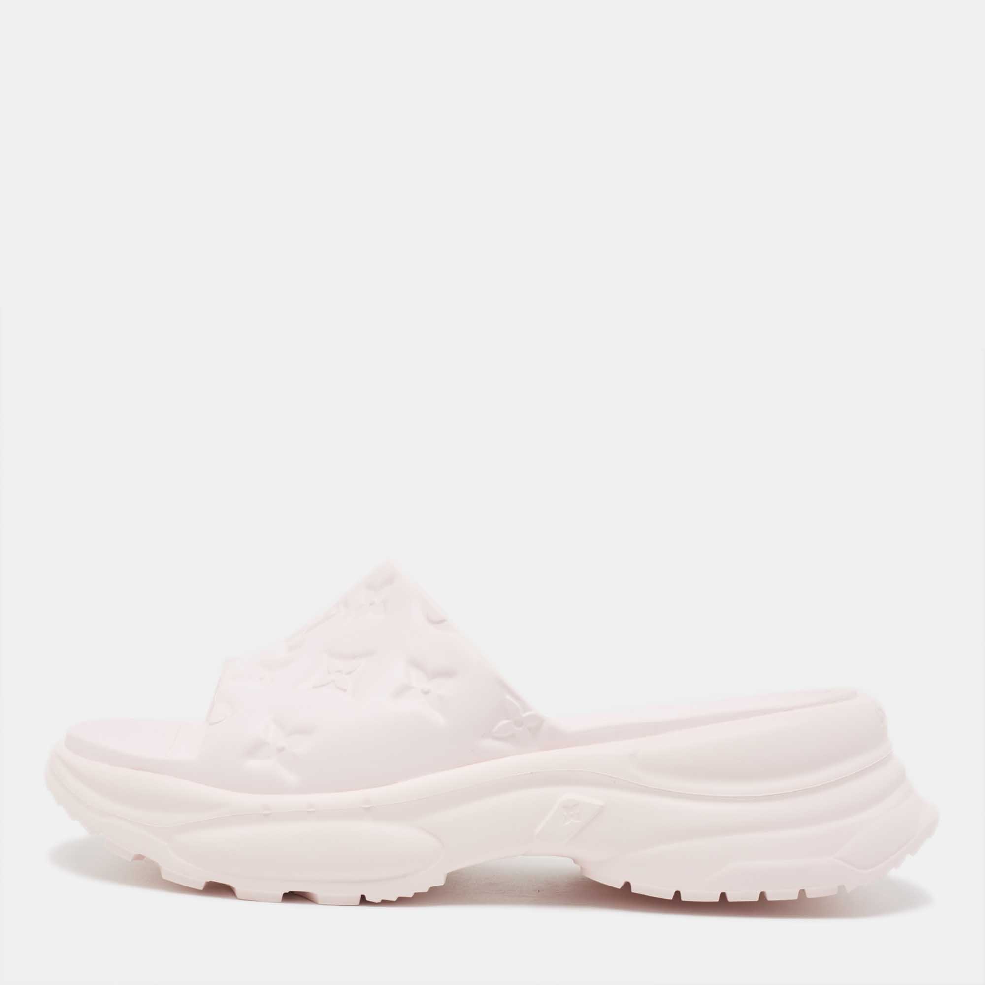 مملوكة مسبقًا Louis Vuitton Pink Rubber Monogram Pool 55 Comfort Mules Size 38