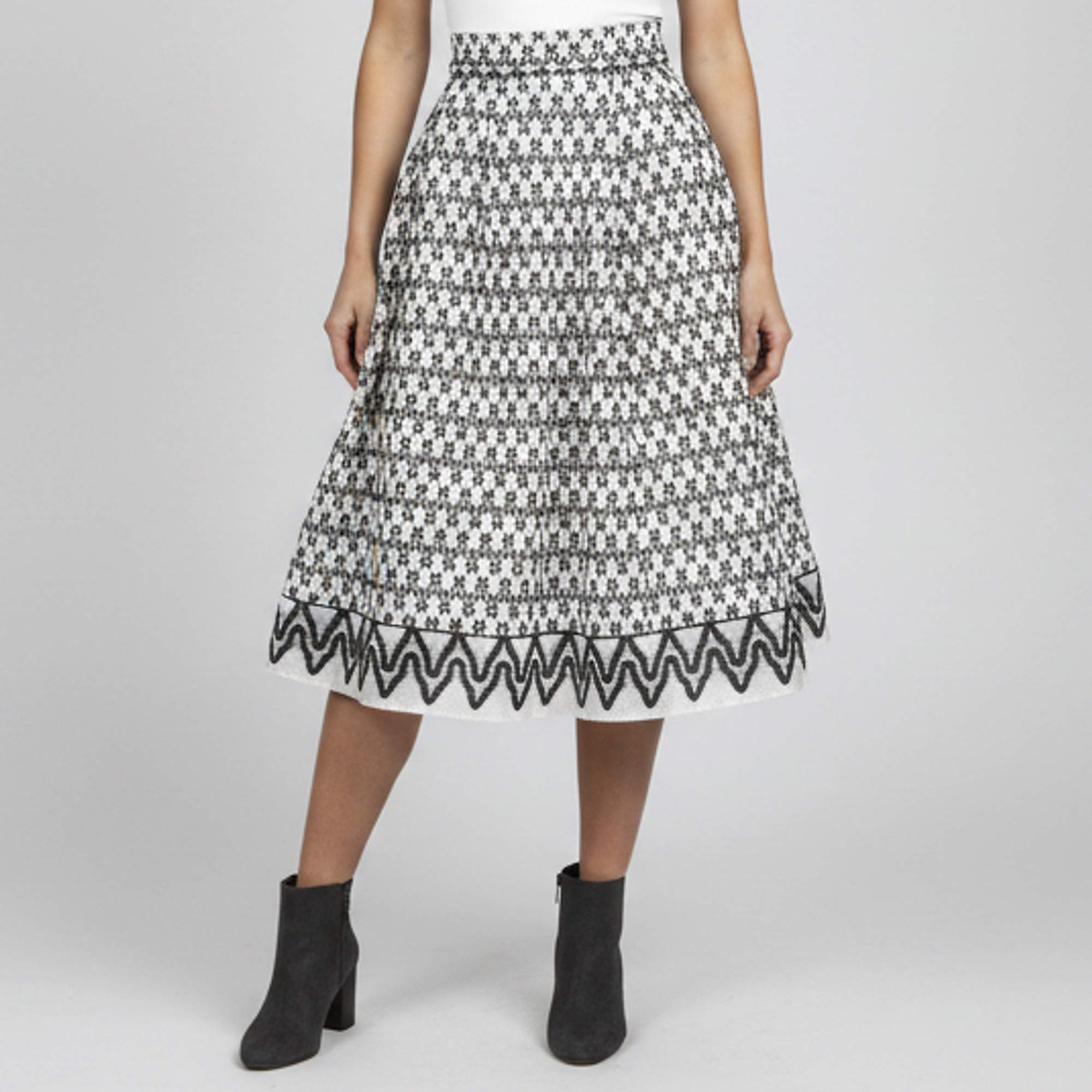مملوكة مسبقًا Maje Black/White Zig Zag Pattern Mesh Josy Flared Skirt S