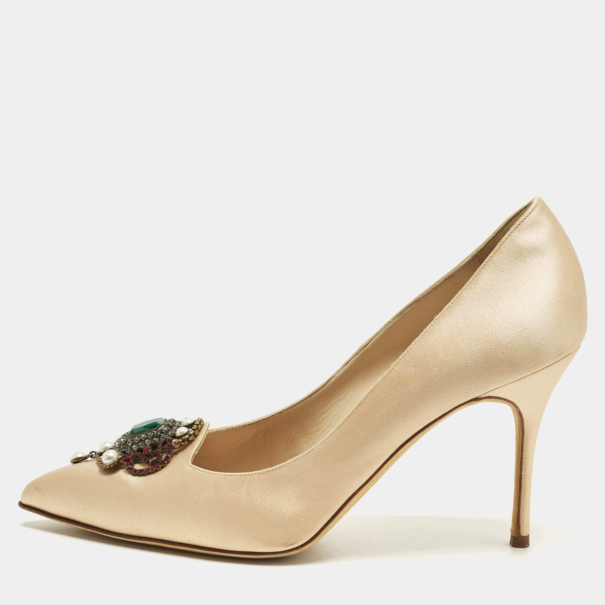 مملوكة مسبقًا Manolo Blahnik Size 40.5 Beige Satin Pearl Embellished Pumps