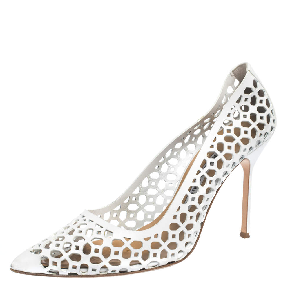 مملوكة مسبقًا Manolo Blahnik White Laser Cut Leather BB Laserato Pumps Size 39.5