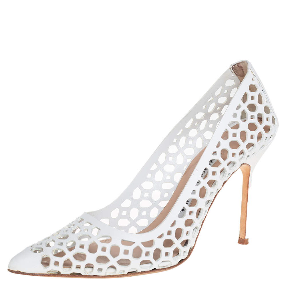 مملوكة مسبقًا Manolo Blahnik White Laser Cut Leather BB Laserato Pumps Size  35.5