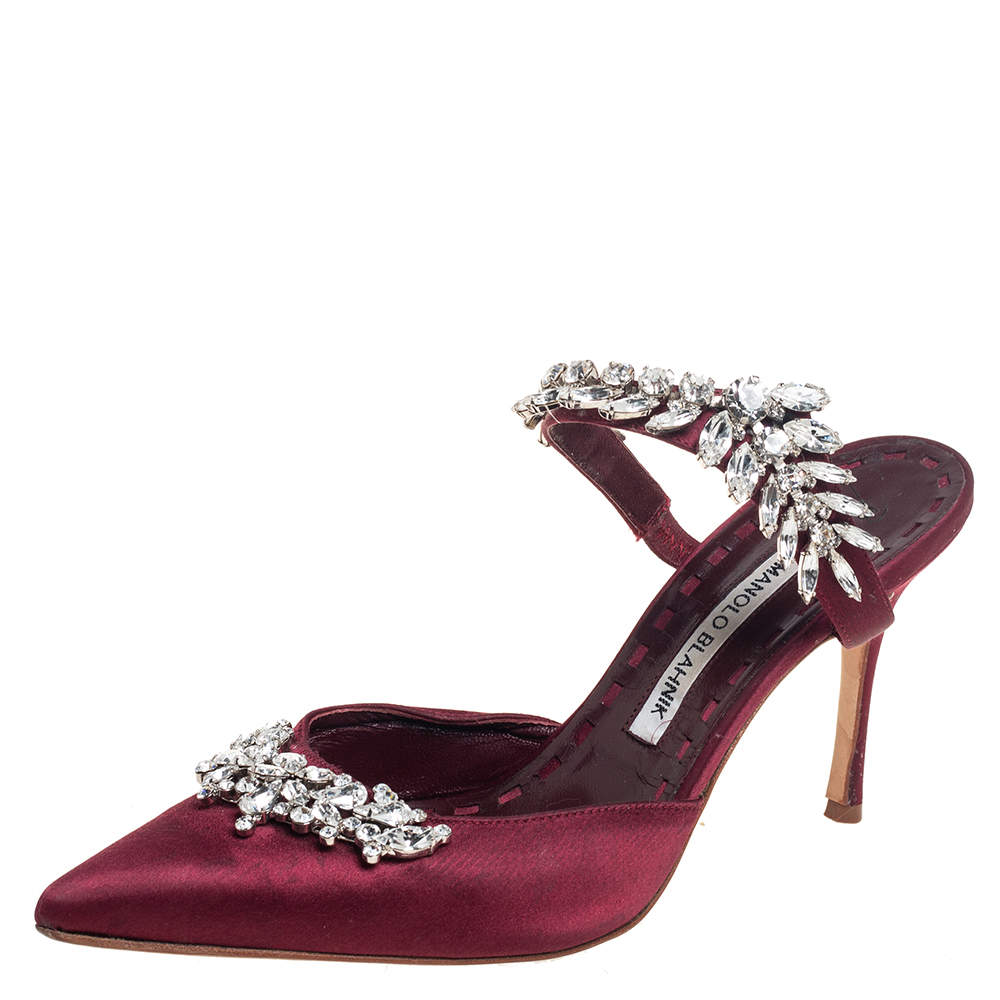 مملوكة مسبقًا  صندل مانولو بلانيك لوروم ساتان لامع مزين بالكريستال عنابي مقاس 38.5