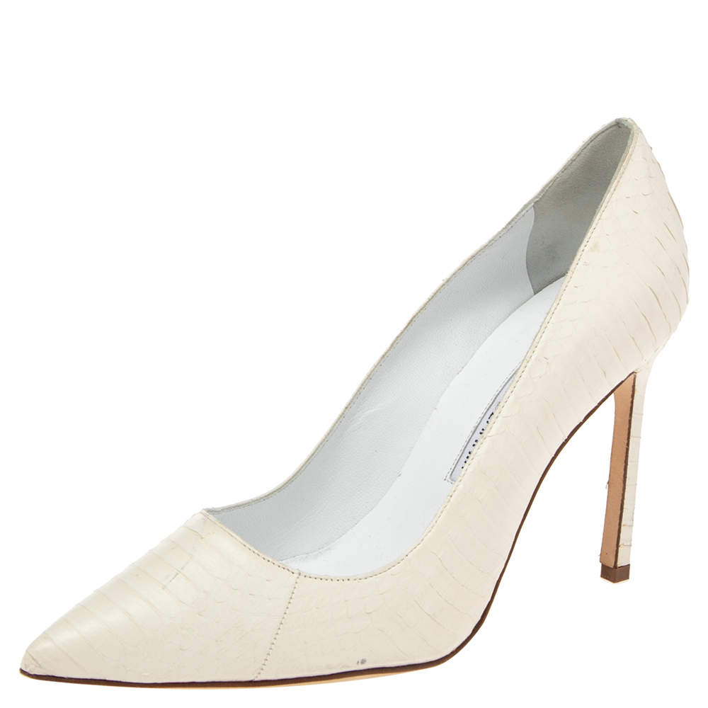 مملوكة مسبقًا حذاء كعب عالي مانولو بلانيك بي بي مقدمة مدببة جلد ثعبان أبيض مقاس 36