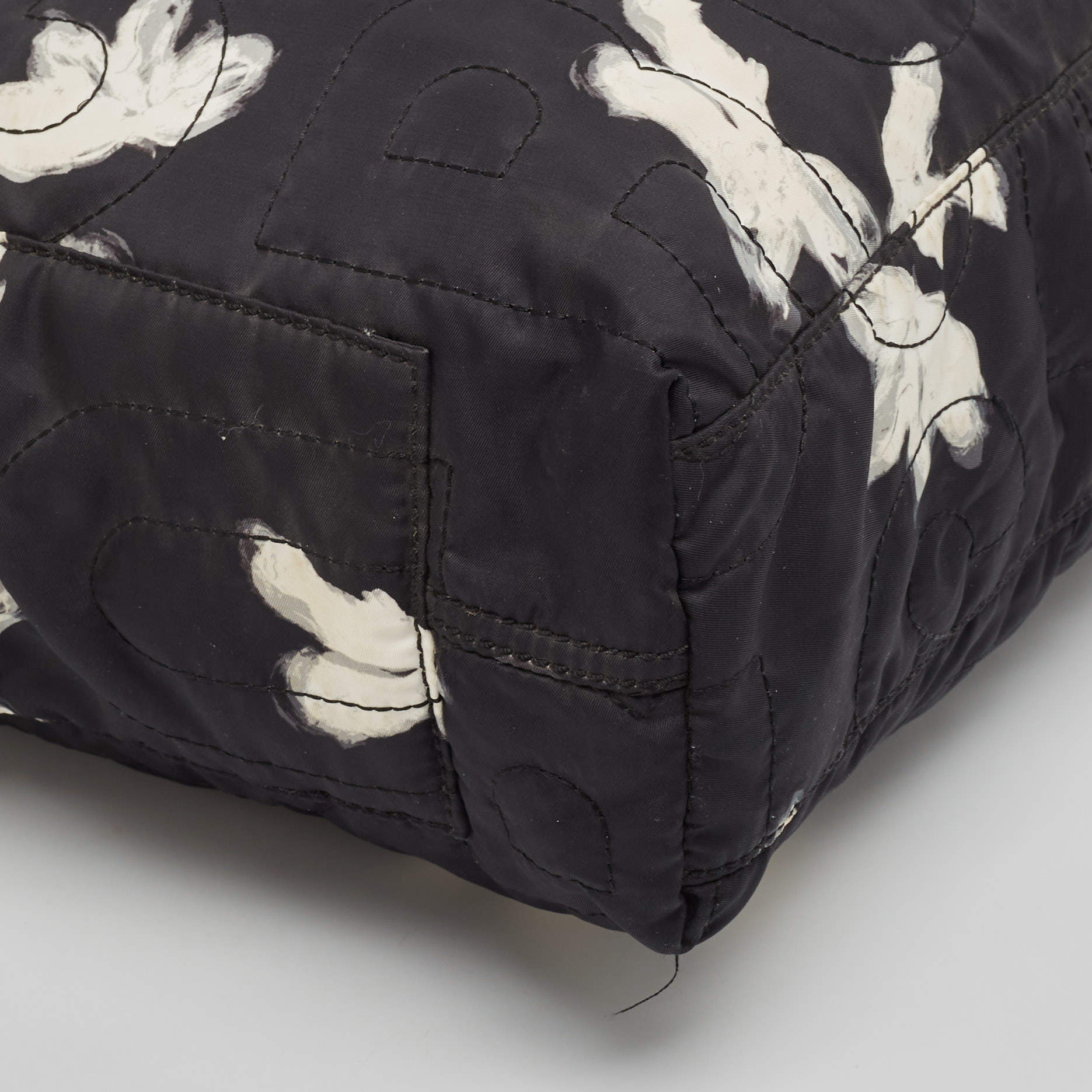 مملوكة مسبقًا Marc by Marc Jacobs Black/White Nylon Floral Pretty Tate Tote