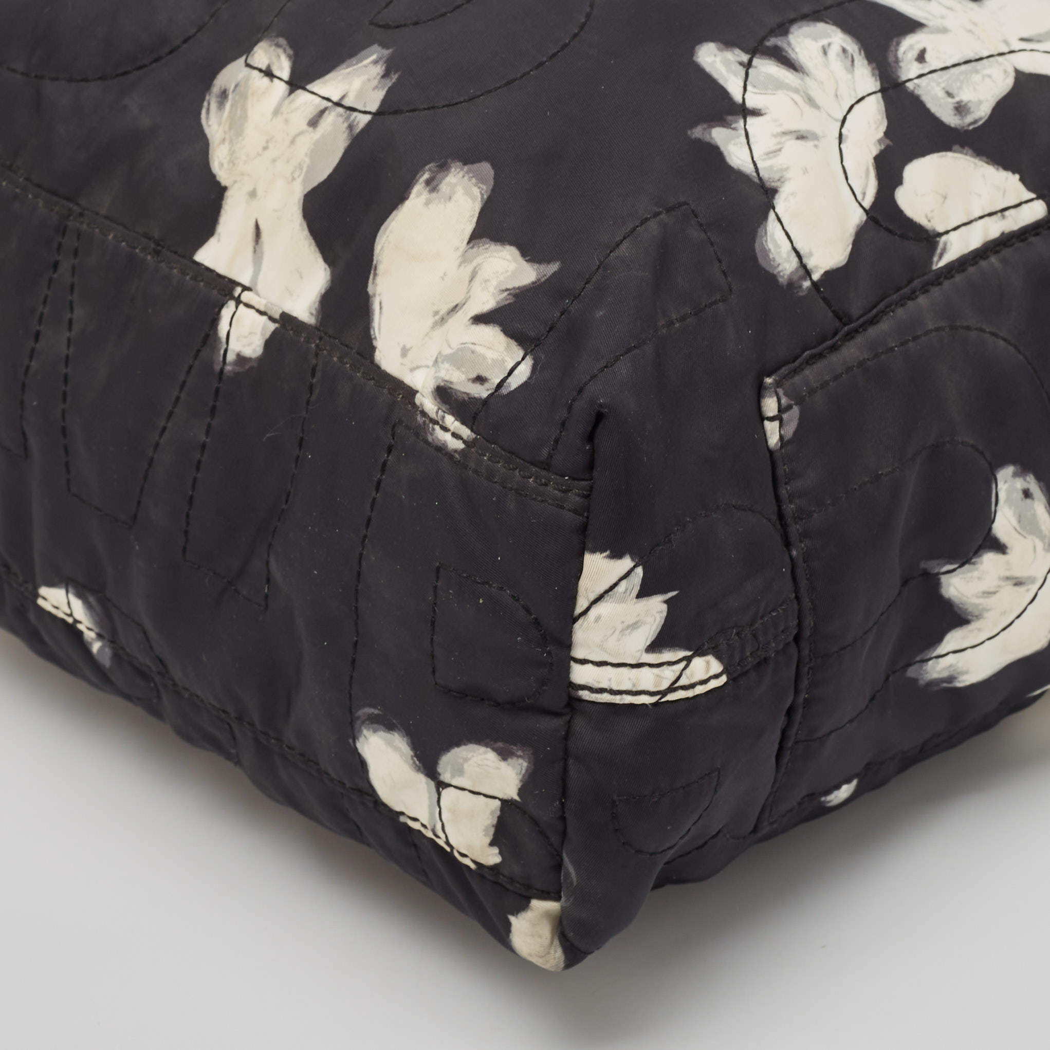مملوكة مسبقًا Marc by Marc Jacobs Black/White Nylon Floral Pretty Tate Tote