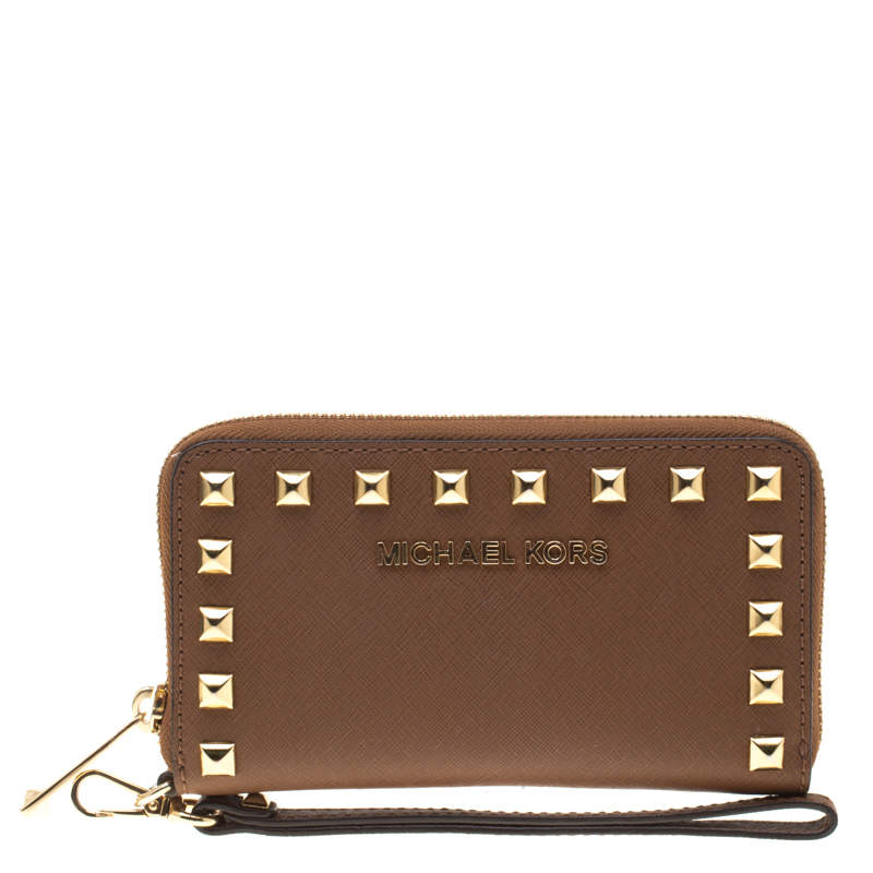 مملوكة مسبقًا Michael Kors Brown Saffiano Leather Studded Selma Wristlet