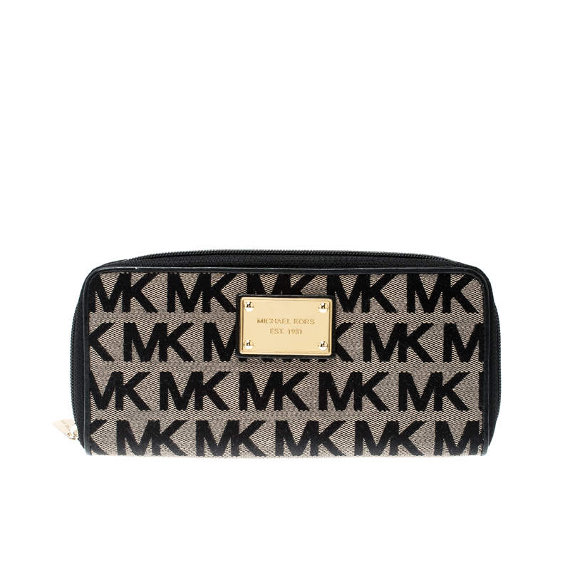 مملوكة مسبقًا Michael Kors Black Signature Canvas Zip Around Wallet