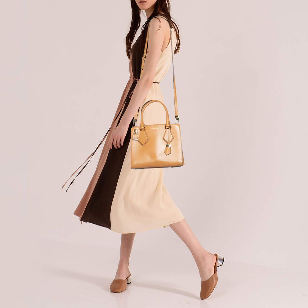 Casey tote in hot sale signature canvas