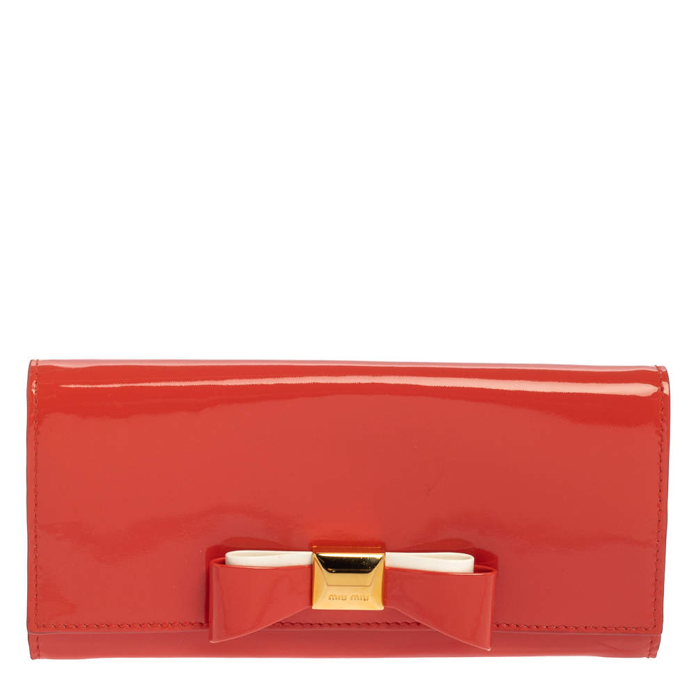 مملوكة مسبقًا محفظة ميو ميو كونتينيتال قلاب مزينة فيونكة جلد لامع مرجاني برتقالي 