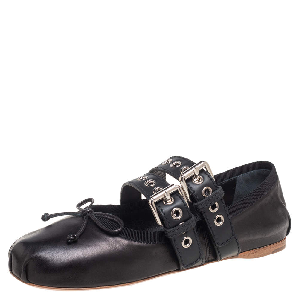 Pre Owned حذاء باليرينا فلات ميو ميو جلد أسود مزين فيونكة بإبزيم مقاس 36