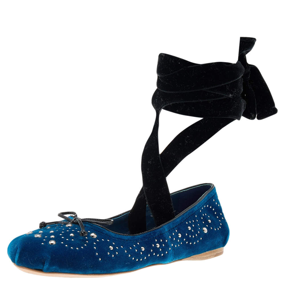Pre Owned حذاء فلات باليه ميو ميو رباط علوي مرصع جلد لامع وقطيفة أسود /أزرق مقاس 36 