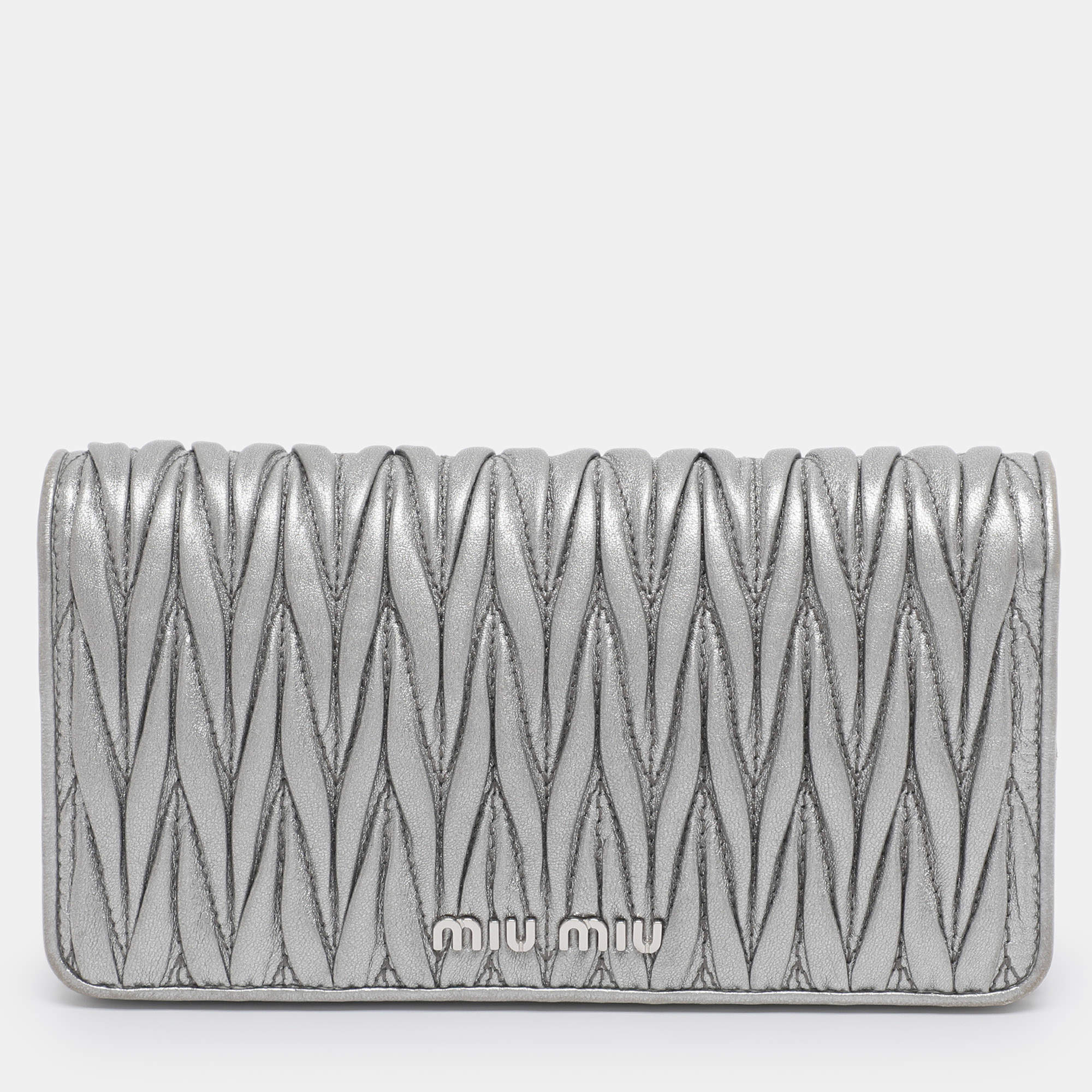 Pre Owned محفظة ميو ميو جلد ماتيلاسي فضية بسلسلة