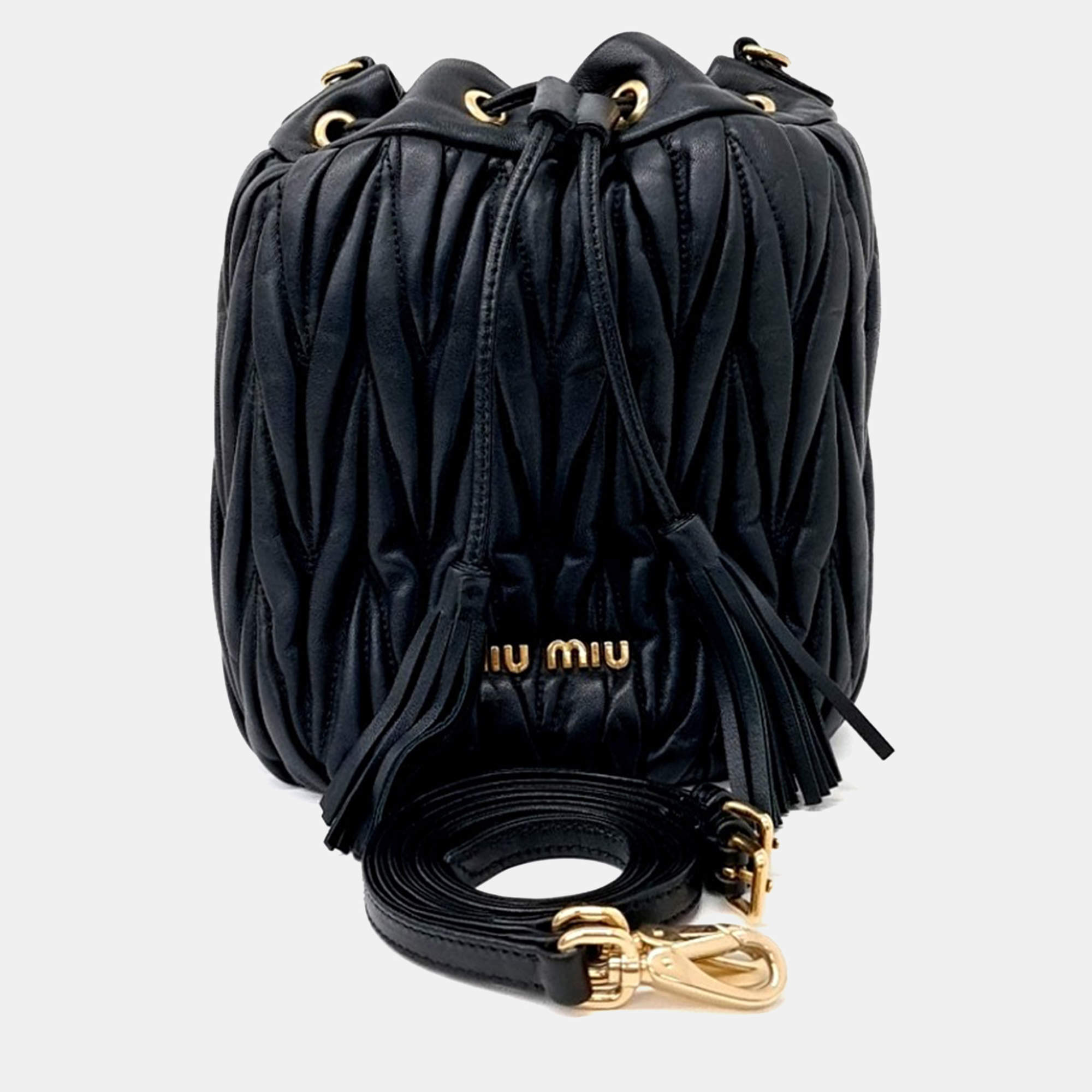 مملوكة مسبقًا Miu Miu Black Leather Matrasse Bucket Bag