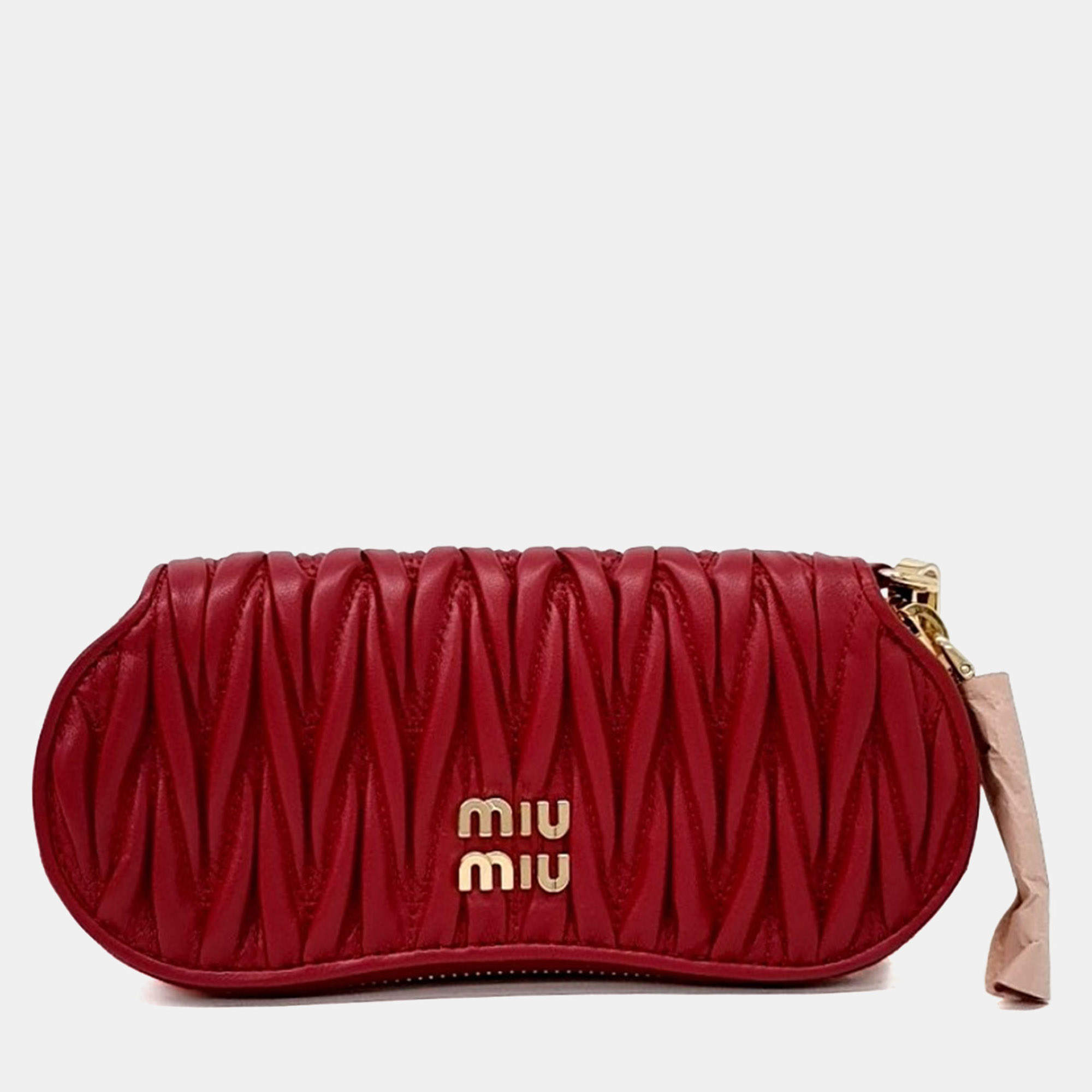 مملوكة مسبقًا Miu Miu Red Leather Matrasse Glasses Pouch (5RA015)