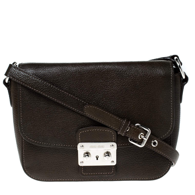 مملوكة مسبقًا حقيبة كروس ميو ميو قفل دفع جلد أخضر داكن