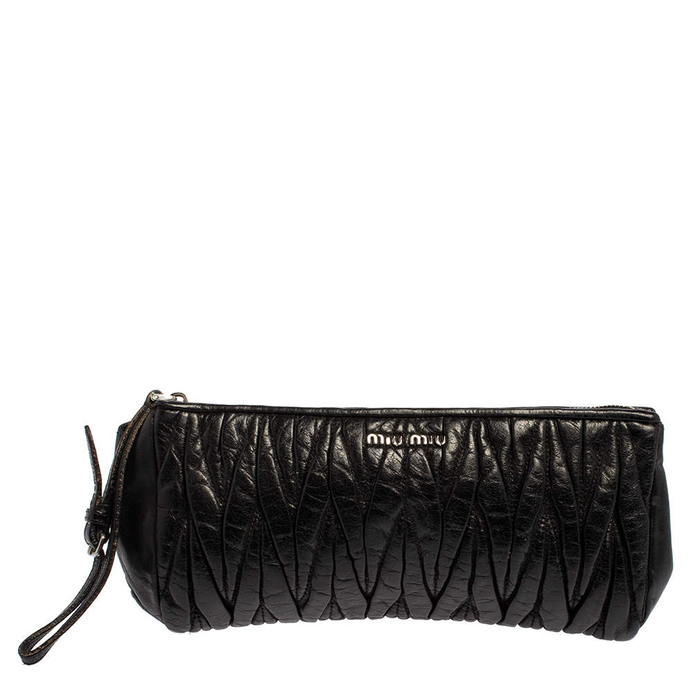 مملوكة مسبقًا حقيبة كلتش ميو ميو جلد مبطنة سوداء 