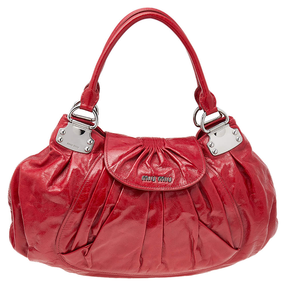 Pre Owned حقيبة هوبو ميو ميو جلد أحمر بطيات