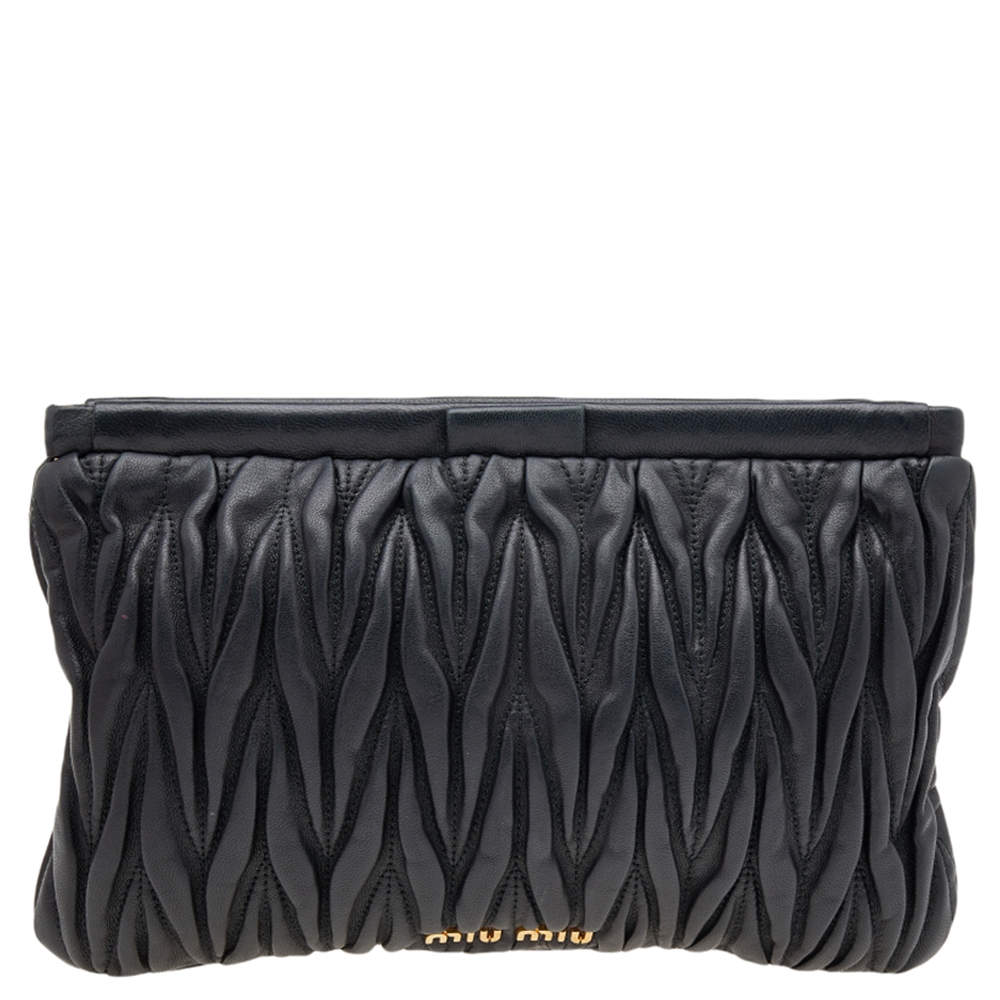 مملوكة مسبقًا Miu Miu Black Metalassé Leather Clutch
