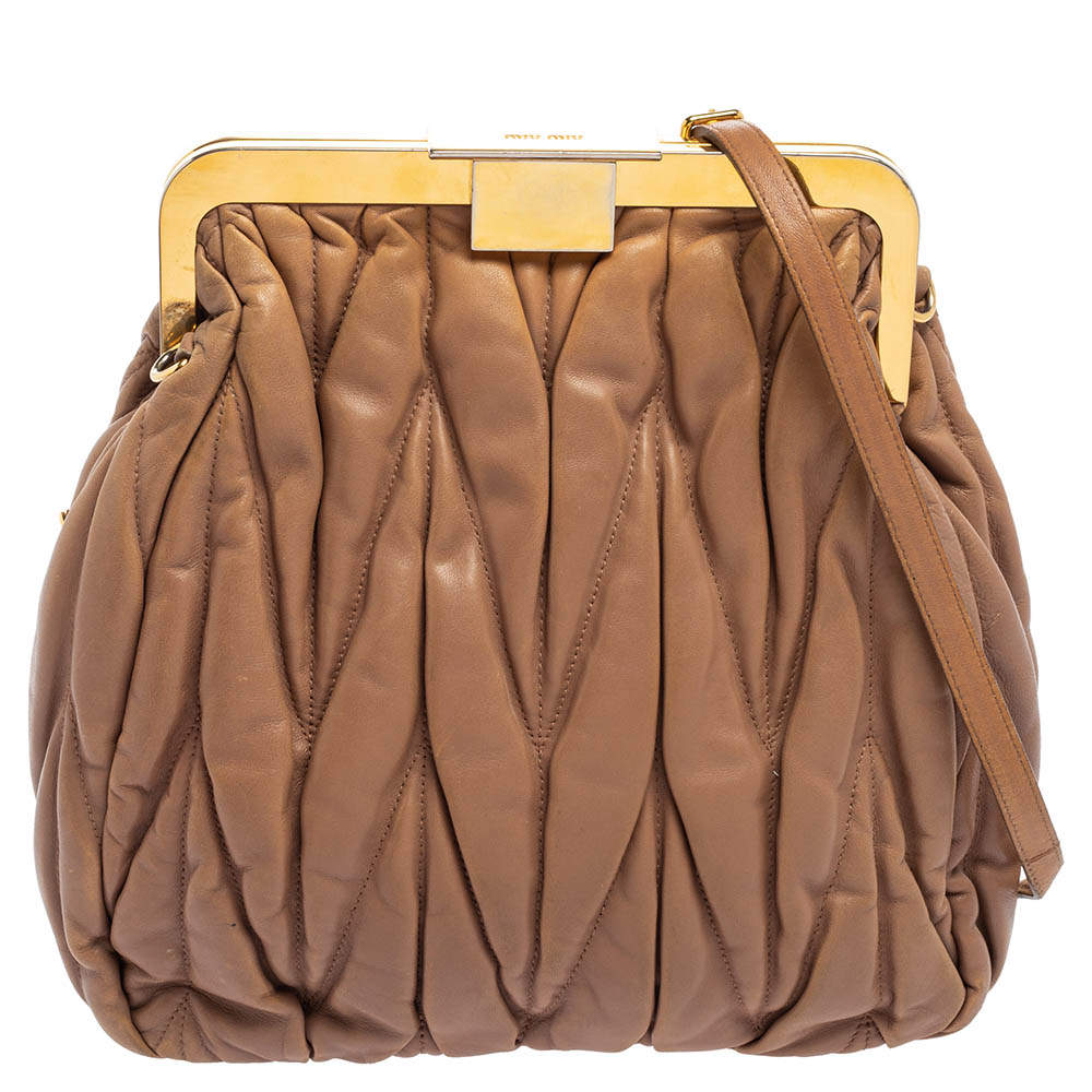 Pre Owned حقيبة كلتش ميو ميو ماتيلاس جلد بيج بمشبك 