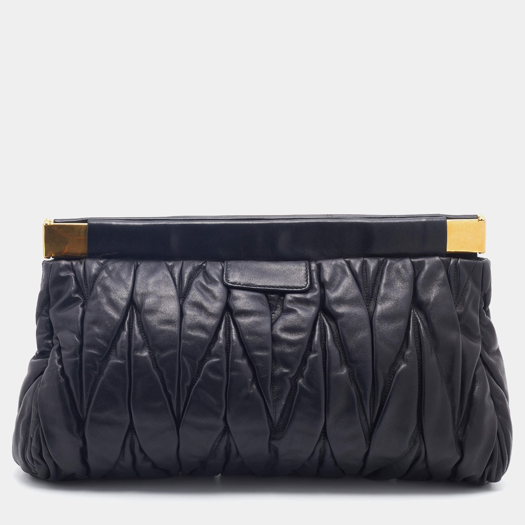 مملوكة مسبقًا Miu Miu Black Matelasse Leather Clutch