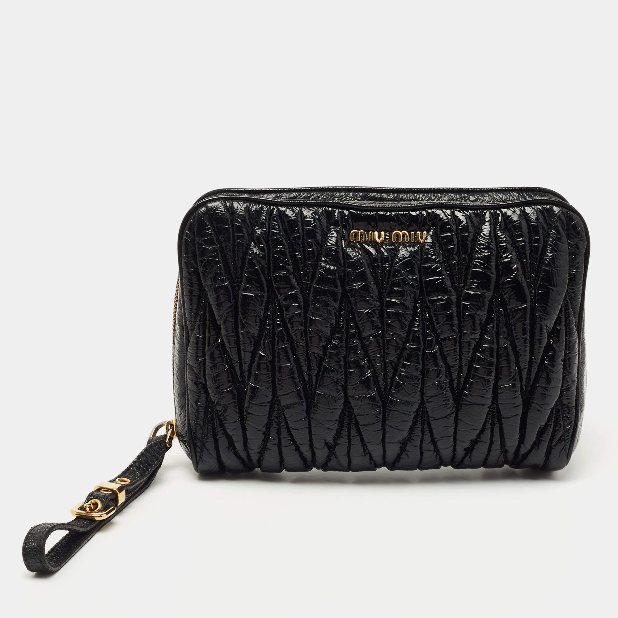 مملوكة مسبقًا Miu Miu Black Matelassé Patent Leather Zip Wristlet Pouch