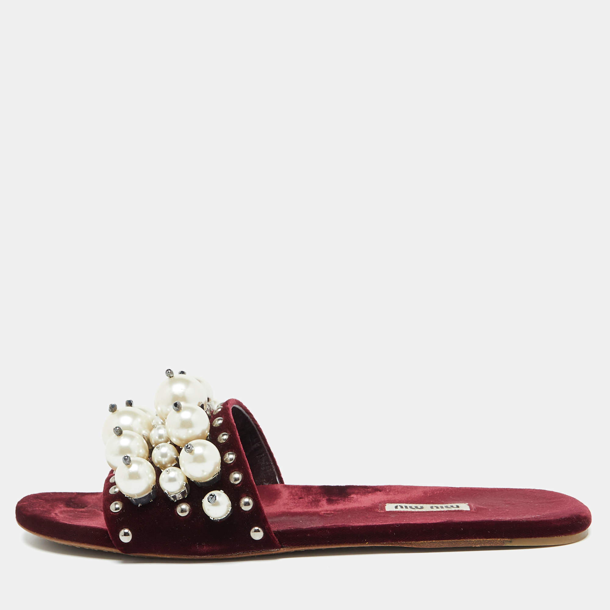 مملوكة مسبقًا Miu Miu Burgundy Velvet Faux Pearl Embellished Flat Sandals Size 40.5
