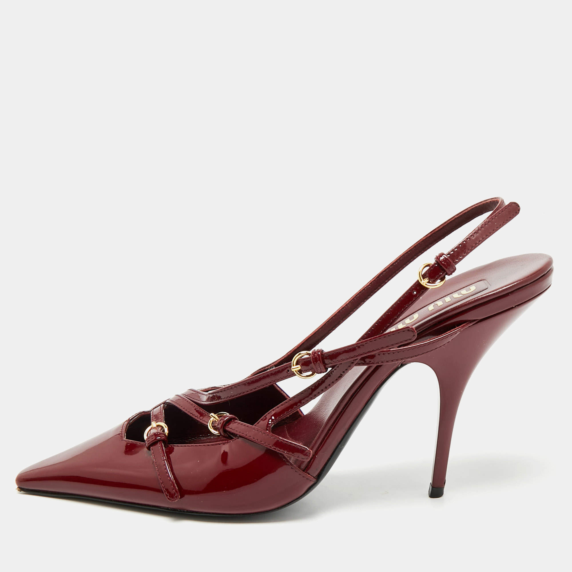 مملوكة مسبقًا حذاء كعب عالي ميو ميو سير جلد لامع أحمر نبيذي مقدمة مدببة بمشبك حزام خلفي مقاس 37.5