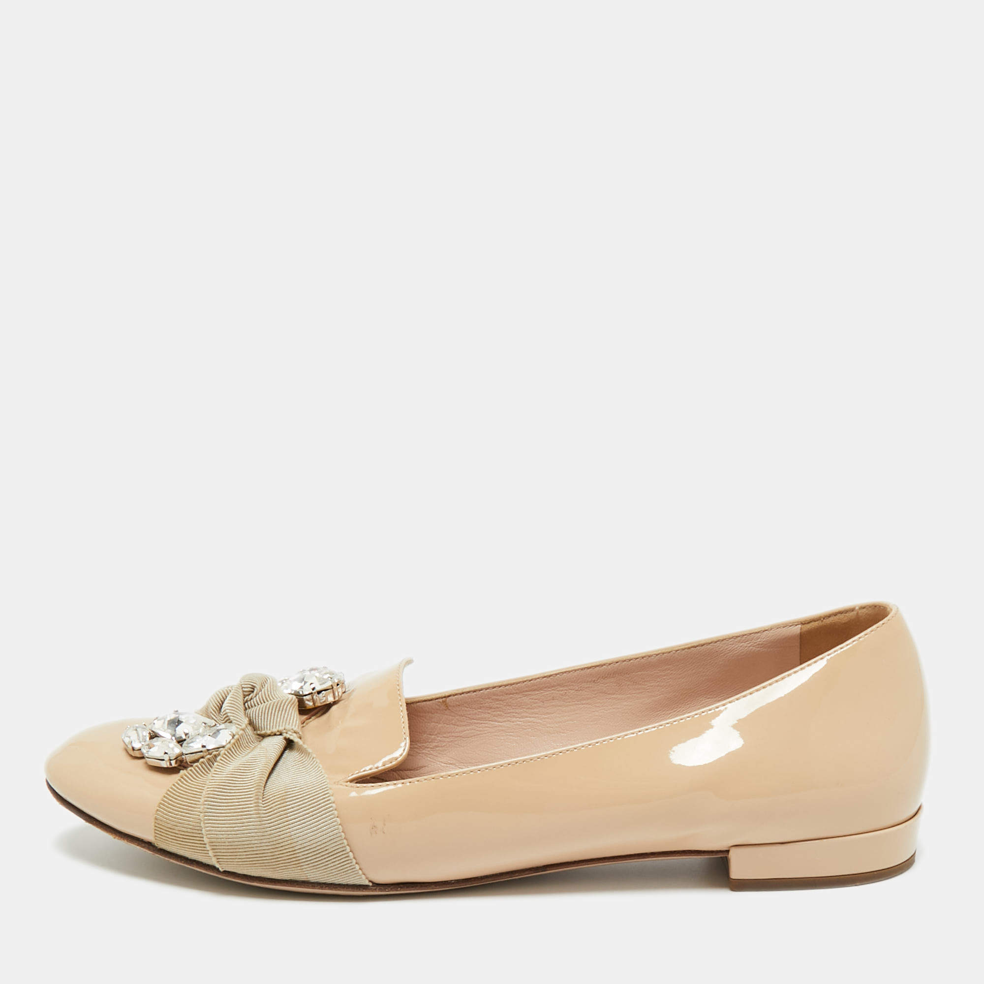 Pre Owned حذاء باليرينا فلات ميو ميو جلد بيج لامع بفيونكة مزخرفة كريستال مقاس 39