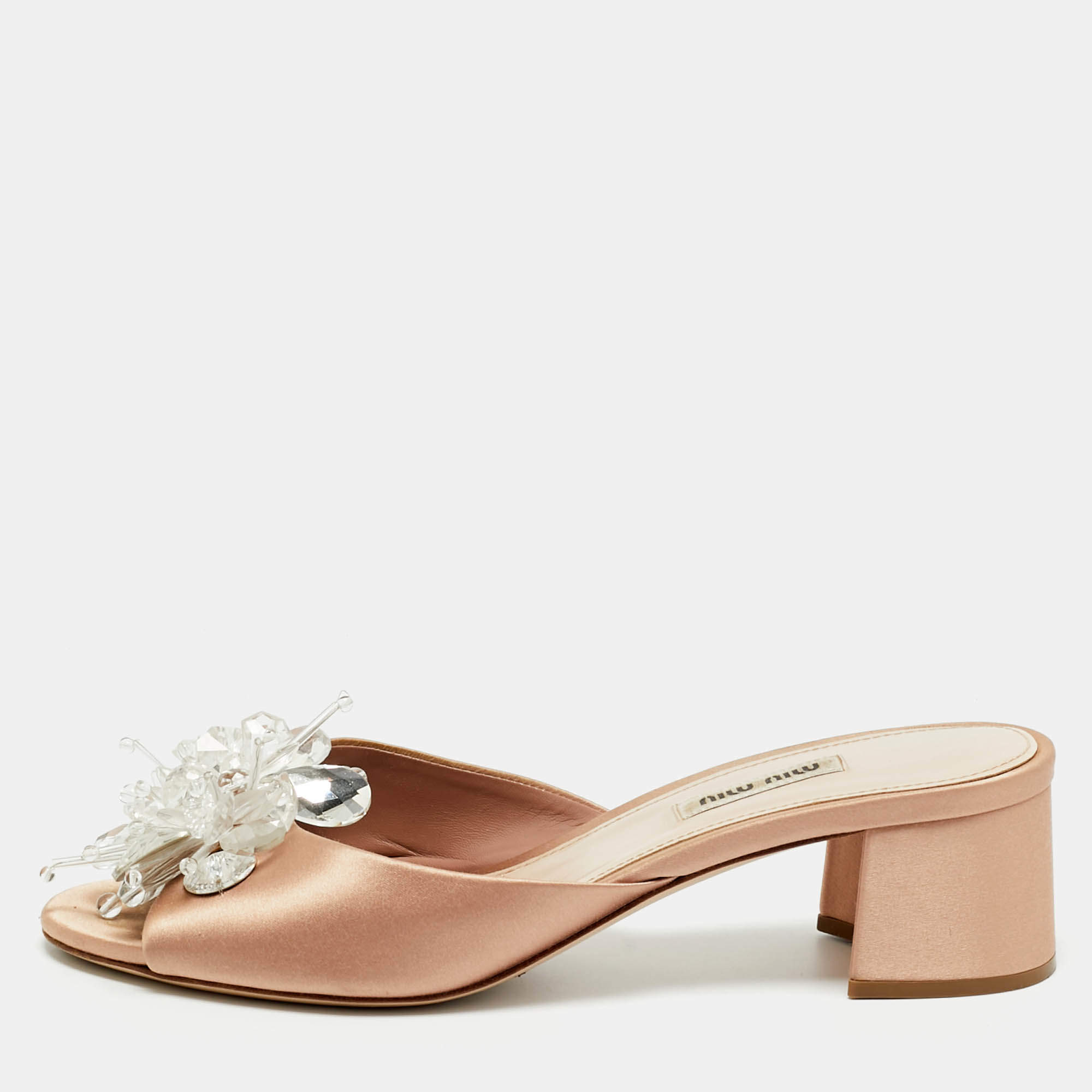 مملوكة مسبقًا صندل ميو ميو بنعل خفيف مزين بأحجار كريستال من الساتان بلون وردي فاتح مقاس 38.5