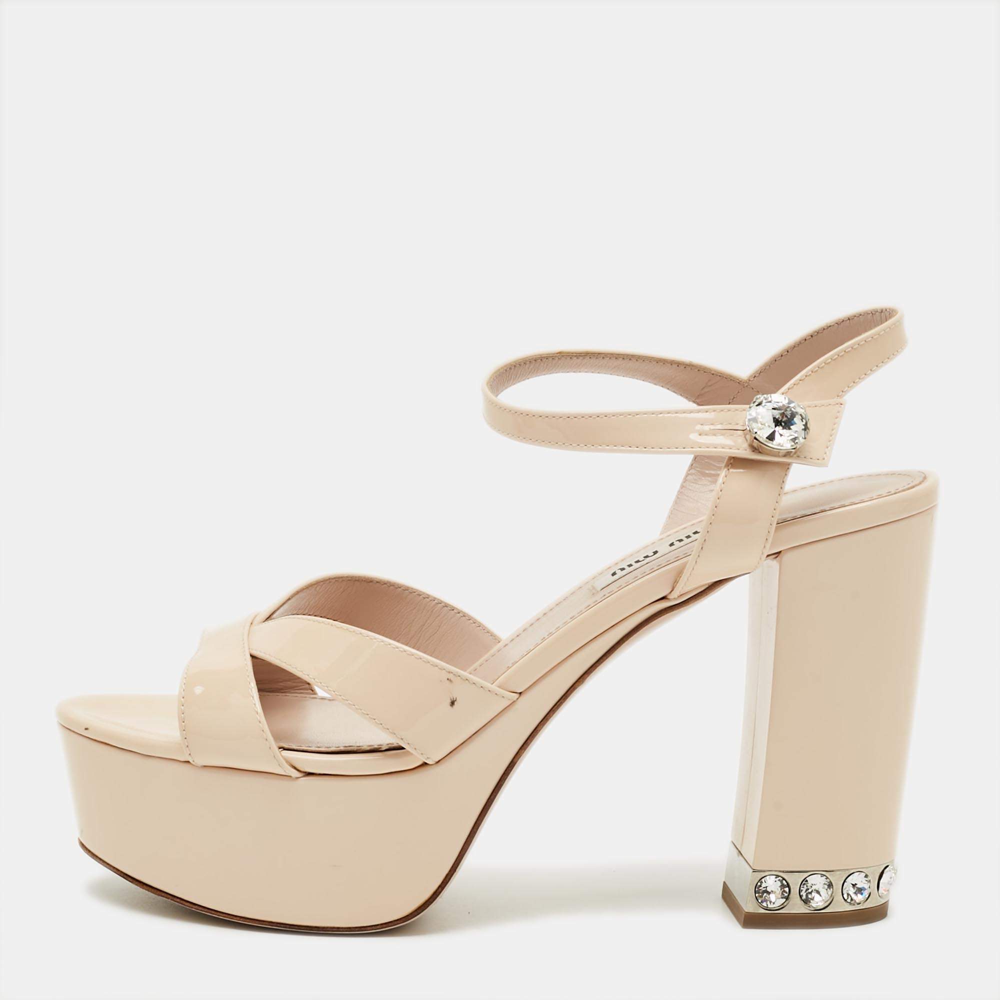 مملوكة مسبقًا Miu Miu Crystal Embellished Size 37 Beige Patent Leather Platform Sandals