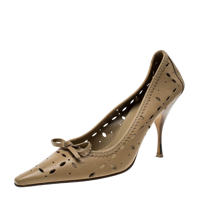 مملوكة مسبقًا Miu Miu Beige Laser Cut Leather Bow Detail Pumps Size 38