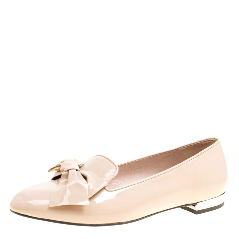 Pre Owned حذاء سليبرز ميو ميو سموكينغ فيونكة جلد لامع بيج مقاس 39