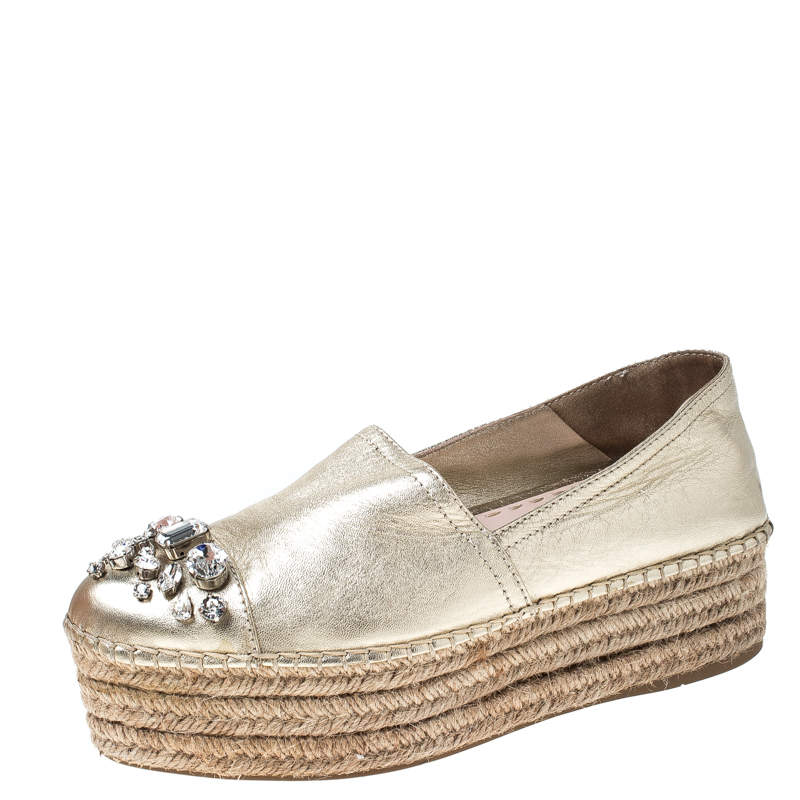 مملوكة مسبقًا حذاء فلات ميو ميو مزخرف بكريستال و بنعل سميك إسبادريل جلد ذهبي ميتاليك مقاس 38