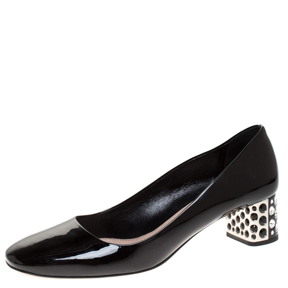 مملوكة مسبقًا حذاء كعب عالى ميو ميو كعب عريض زخرفة كريستال جلد لامع أسود مقاس 38.5