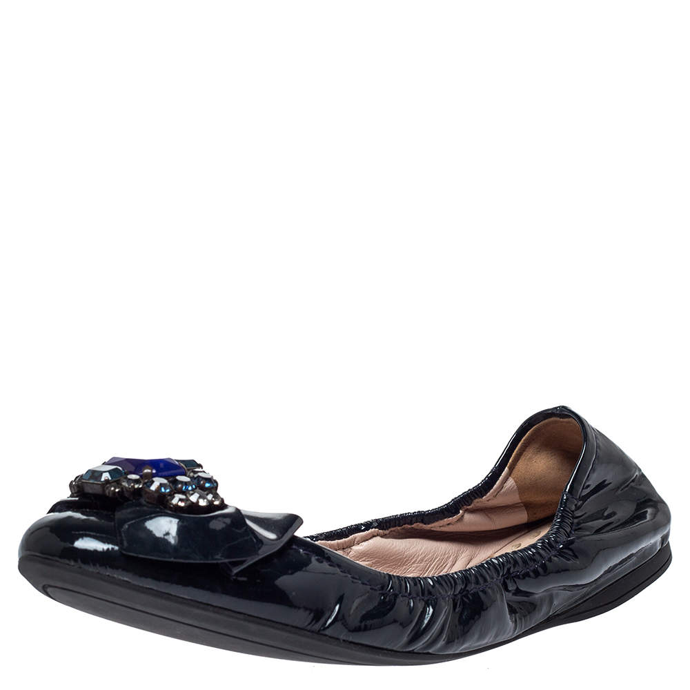Pre Owned حذاء باليرينا فلات ميو ميو مزخرف بكريستال و بطراز مجعد جلد لامع أزرق داكن مقاس 40