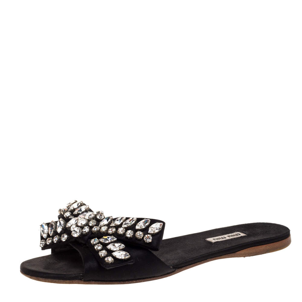 مملوكة مسبقًا Miu Miu Black Satin Crystal Embellished Bow Slide Sandals Size 38.5