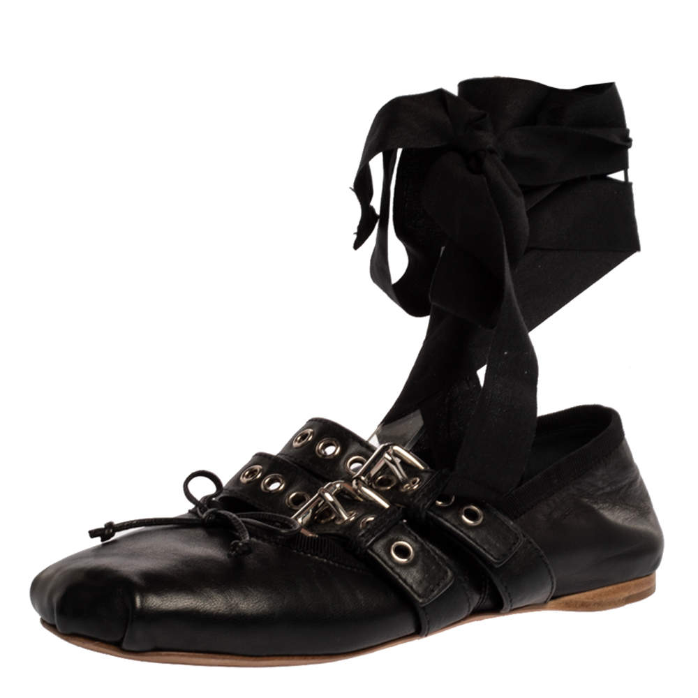 مملوكة مسبقًا حذاء فلات باليه ميو ميو ملتف حول الكاحل تفاصيل إبزيم جلد أسود مقاس 36