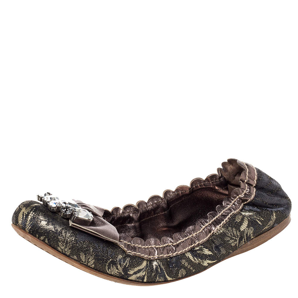 مملوكة مسبقًا حذاء فلات باليه ميو ميو مجعد زخرفة فيونكة وكريستال قماش بروكيد ذهبي/ أسود مقاس 38