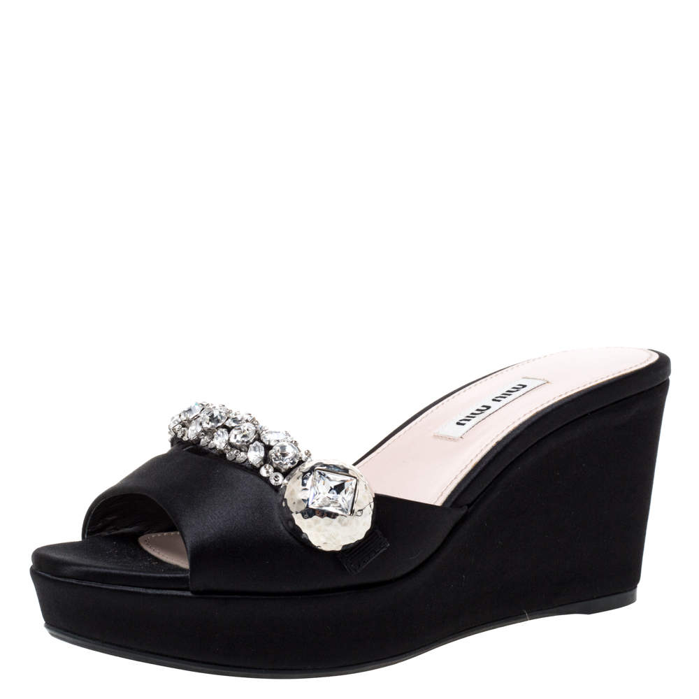 مملوكة مسبقًا صندل ميو ميو مزخرف كريستال كعب روكي نعل سميك مقدمة مفتوجة ساتان أسود مقاس 36