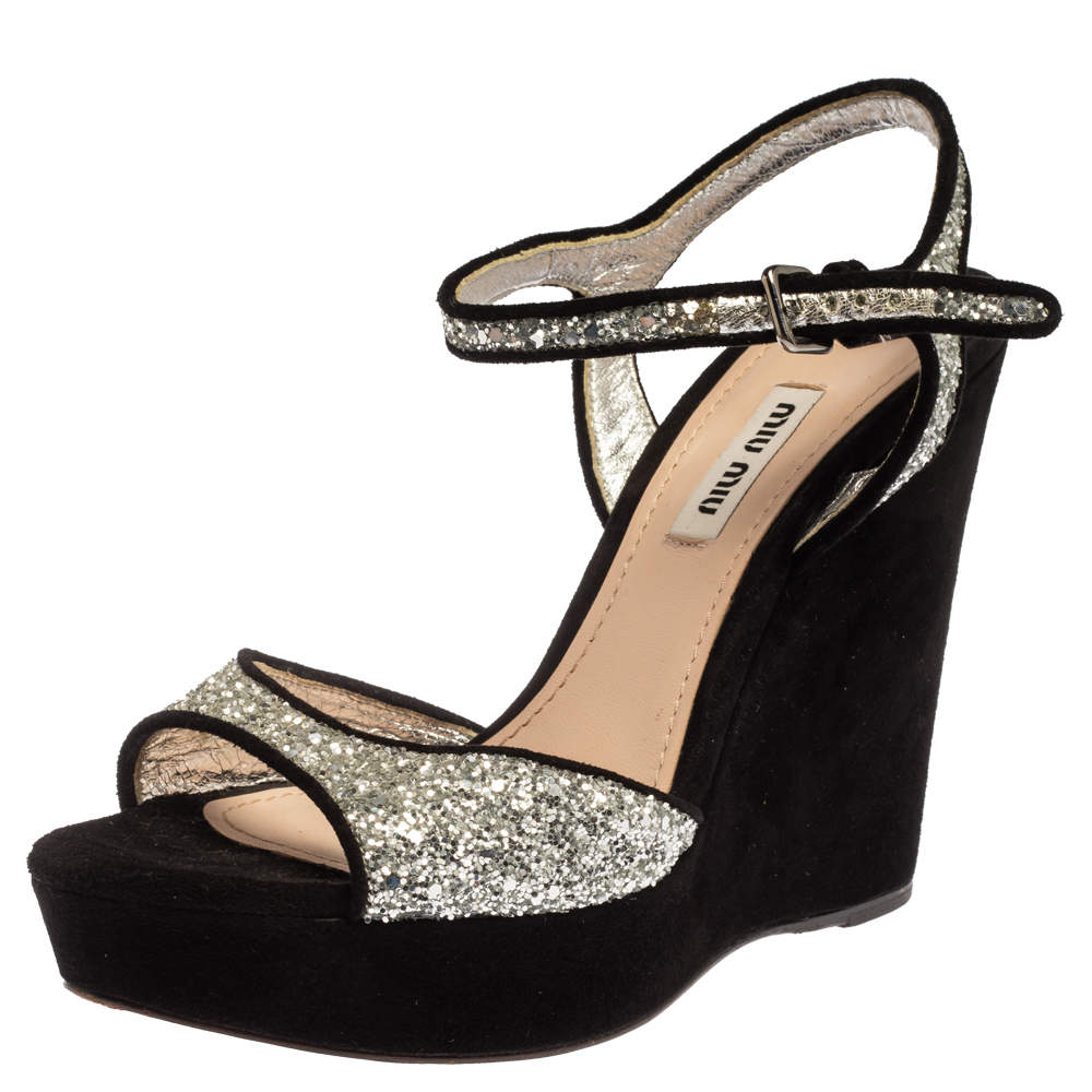 Pre Owned صندل ميو ميو مقدمة مفتوحة و سير كاحل كعب روكي  سويدي و غليتر كوارس أسود و فضي مقاس 37