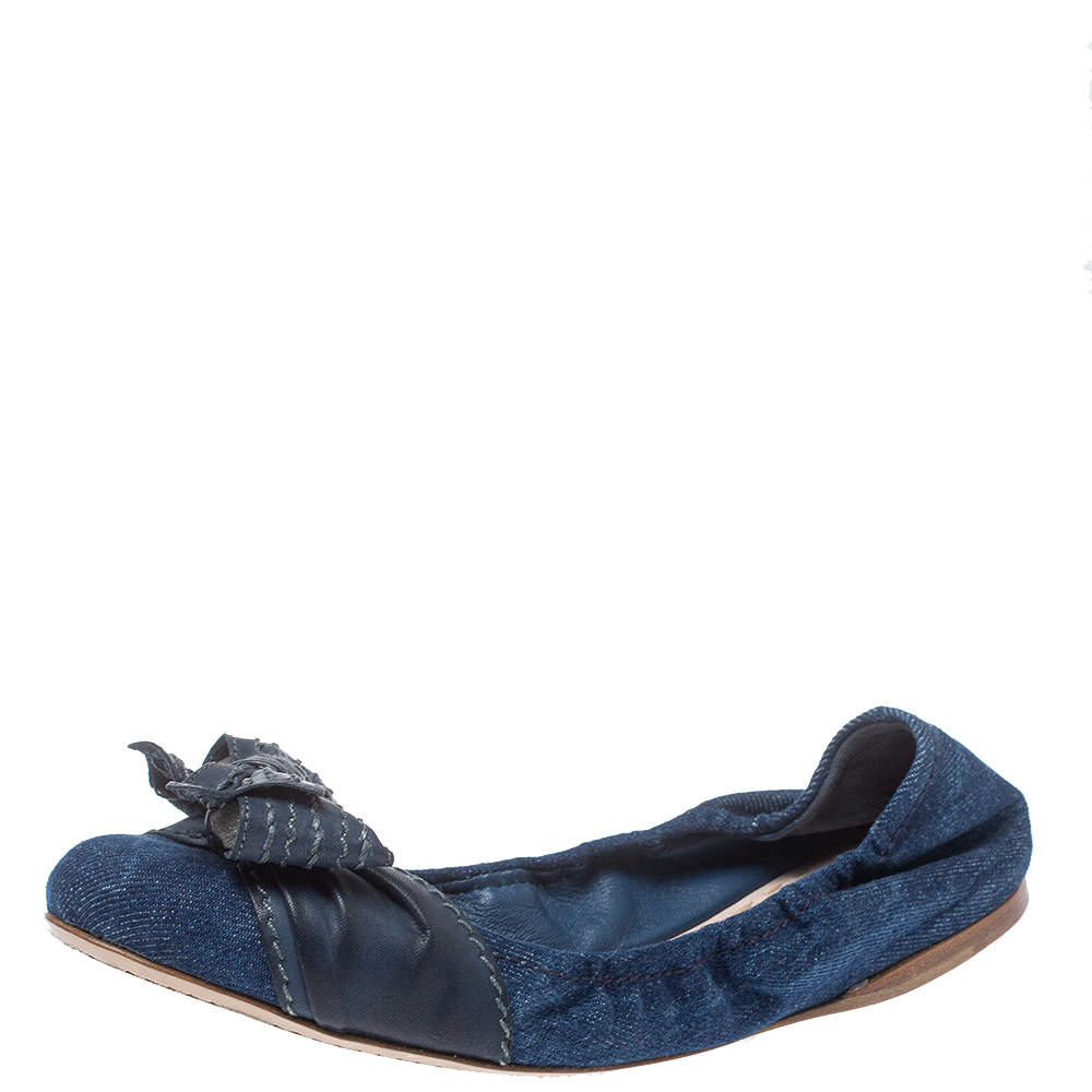 Pre Owned حذاء فلات باليه ميو ميو مجعد فيونكة جلد ودنيم أزرق مقاس 40.5 
